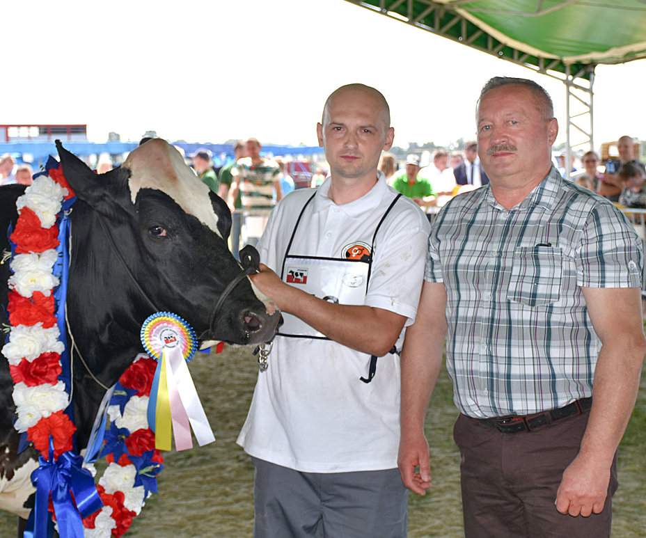 Łukasz Majkowski z superczempionką wśród jałowic oraz Marek Niestępski (z prawej), który gratulował hodowcom i wręczał trofea