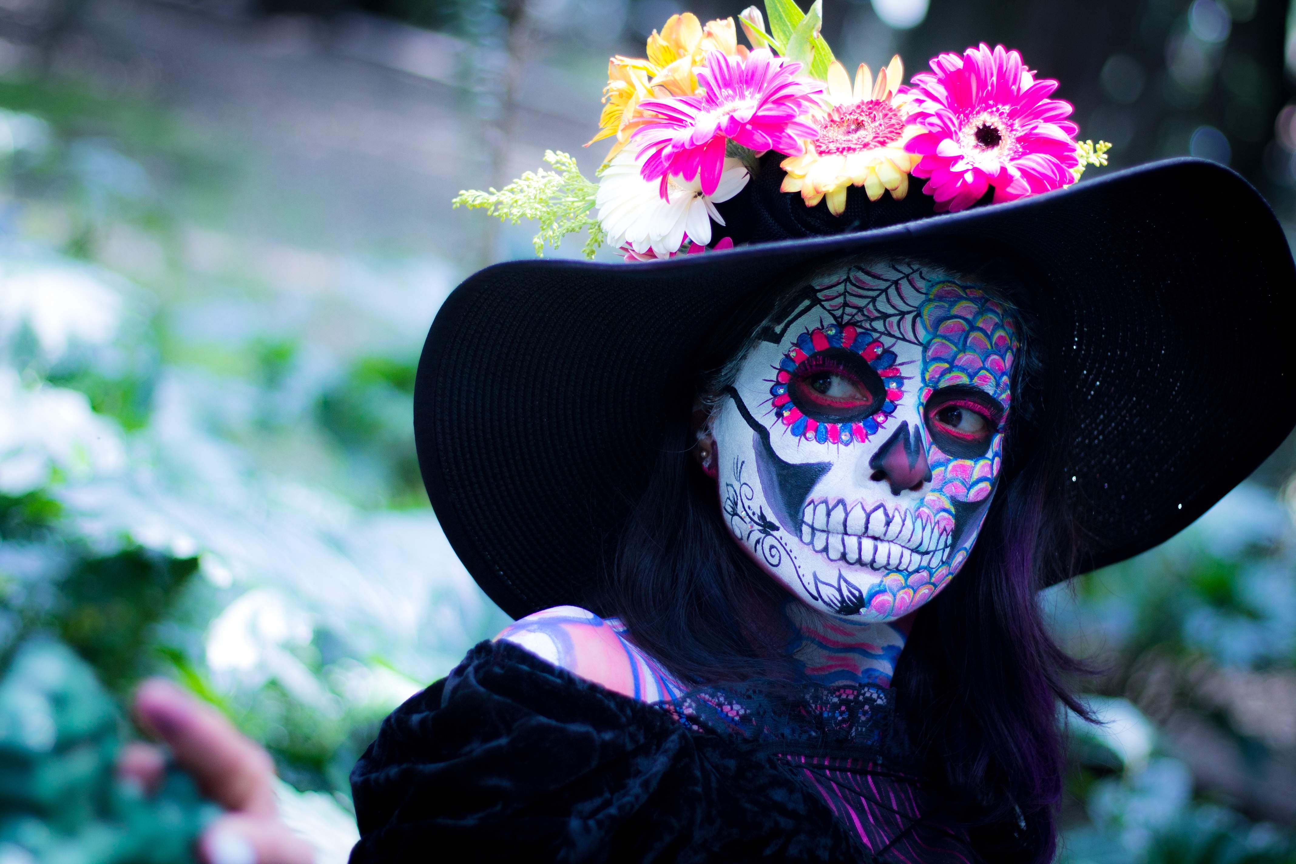 W meksykańskich, przerażających czasem przebraniach, któ- re są elementem świętowania Dnia Wszystkich Zmarłych, nie chodzi o zabawę. W taki sposób w tej kulturze oswaja się śmierć