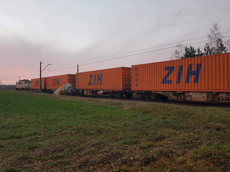 Ciągnik zderzył się z pociągiem towarowym na przejeździe w Długowiznie (