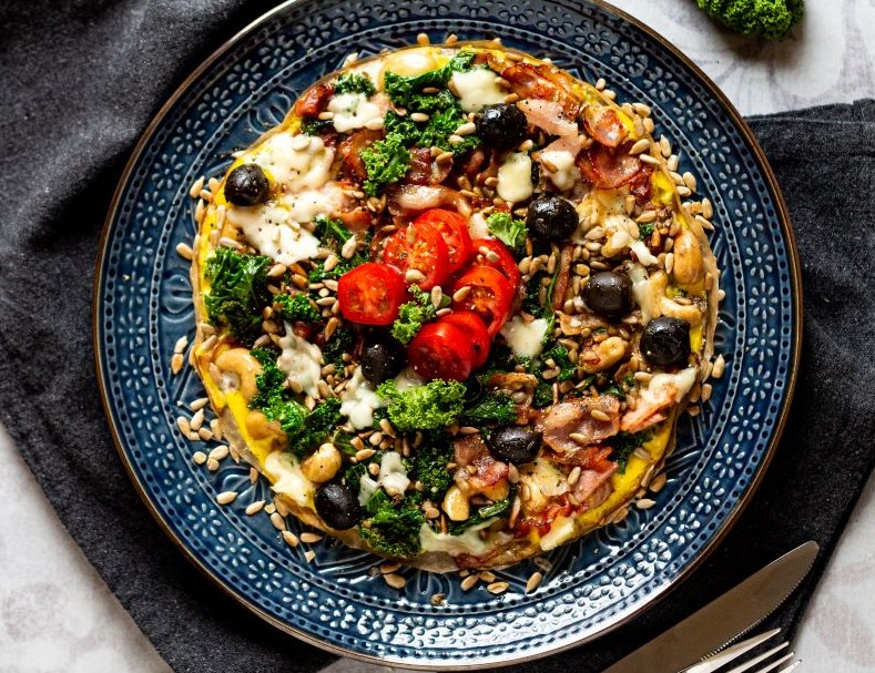 Śniadanie – omlet pieczony z boczkiem, jarmużem i orzechami