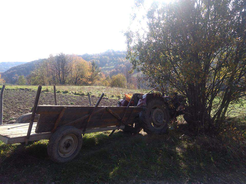 52-letnik rolnik wypadł z ciągnika i został przejechany przez przyczepę (Fot. KPP w Myślenicach) 