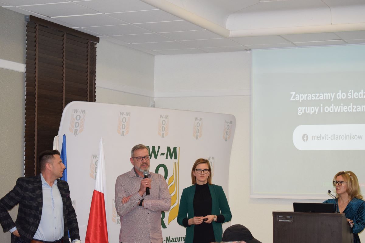 Konferencja zorganizowana przez WMODR w Olsztynie, podczas której Marek Reich, doktor od roślin – ambasador firmy Melvit S.A. (pierwszy z lewej) oraz przedstawiciele firmy wyjaśniali rolnikom jak dużych ilości owsa będą potrzebowali w najbliższych latach i omawiali zasady współpracy