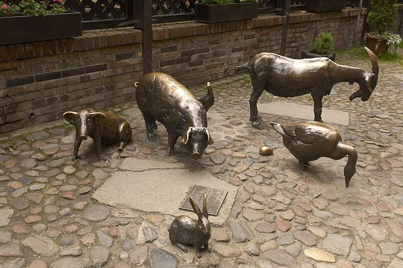 Rzeźby mają upamiętniać rolę jatek w życiu średniowiecznego Wrocławia (Fot. Sławek Ilski/Wikipedia)