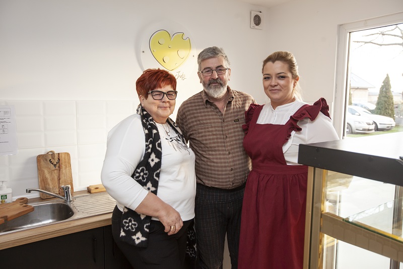 Agata Króliczak z rodzicami - Jadwigą i Józefem Piątkami, prowadzą wspólnie gospodarstwo i serowy biznes