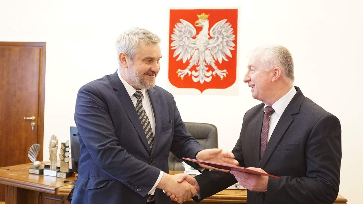 Akt nominacji nowemu wiceministrowi wręczył w czwartek 19 grudnia 2019 roku Jan Krzysztof Ardanowski, minister rolnictwa