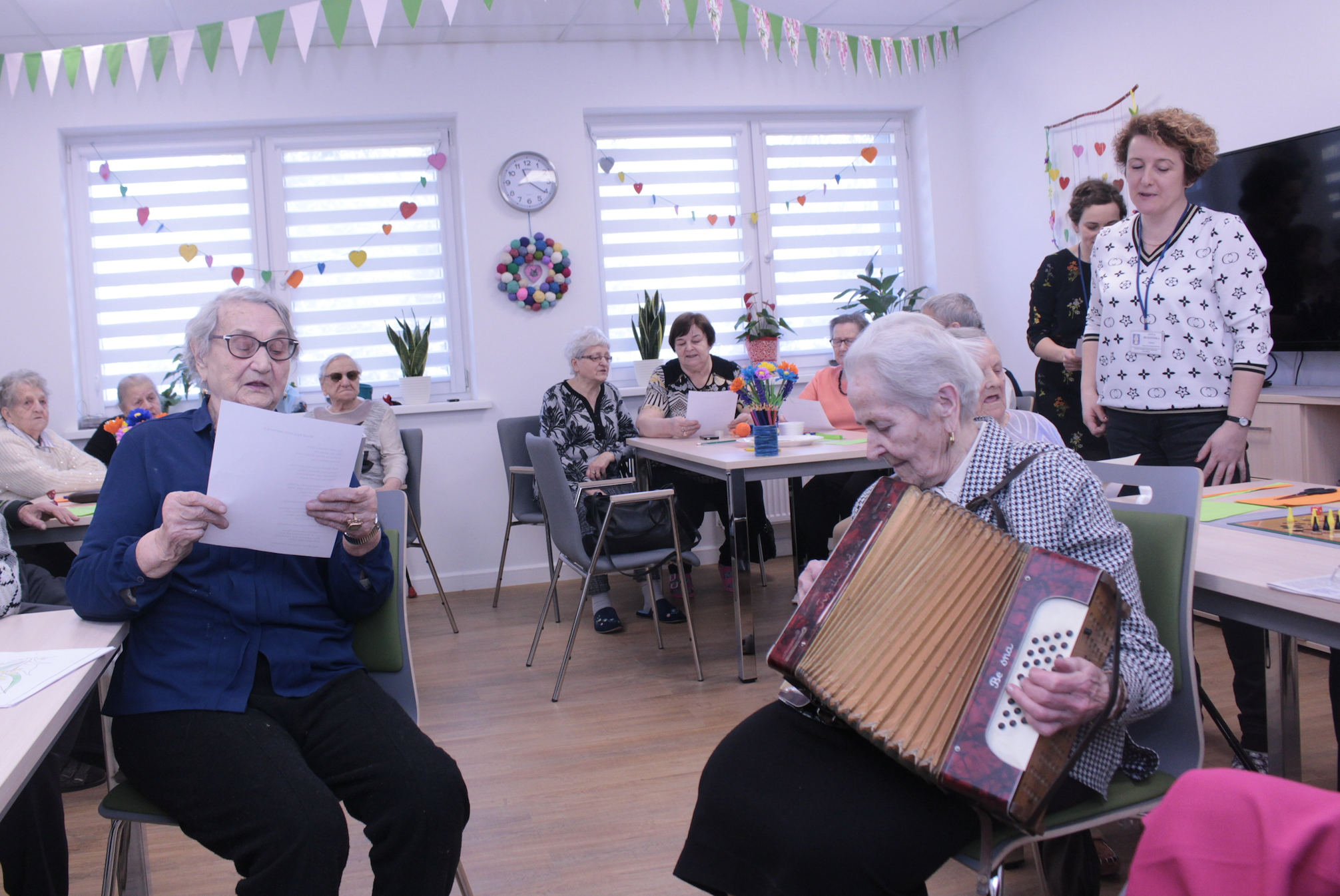 Na pierwszym planie Stanisława (po lewej) i Teresa grająca na akordeonie. One i ich koledzy i koleżanki przyznają, że ten dom seniora to najlepszy możliwy wariant na jesień życia