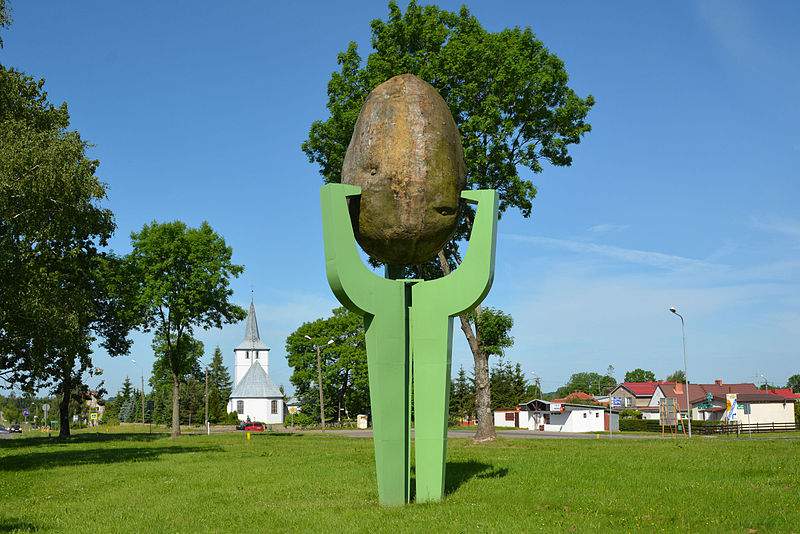 Ziemniak znajduje się nie tylko na pomniku, ale również w herbie gminy Biesiekierz (Fot. Kapitel/Wikipedia)  