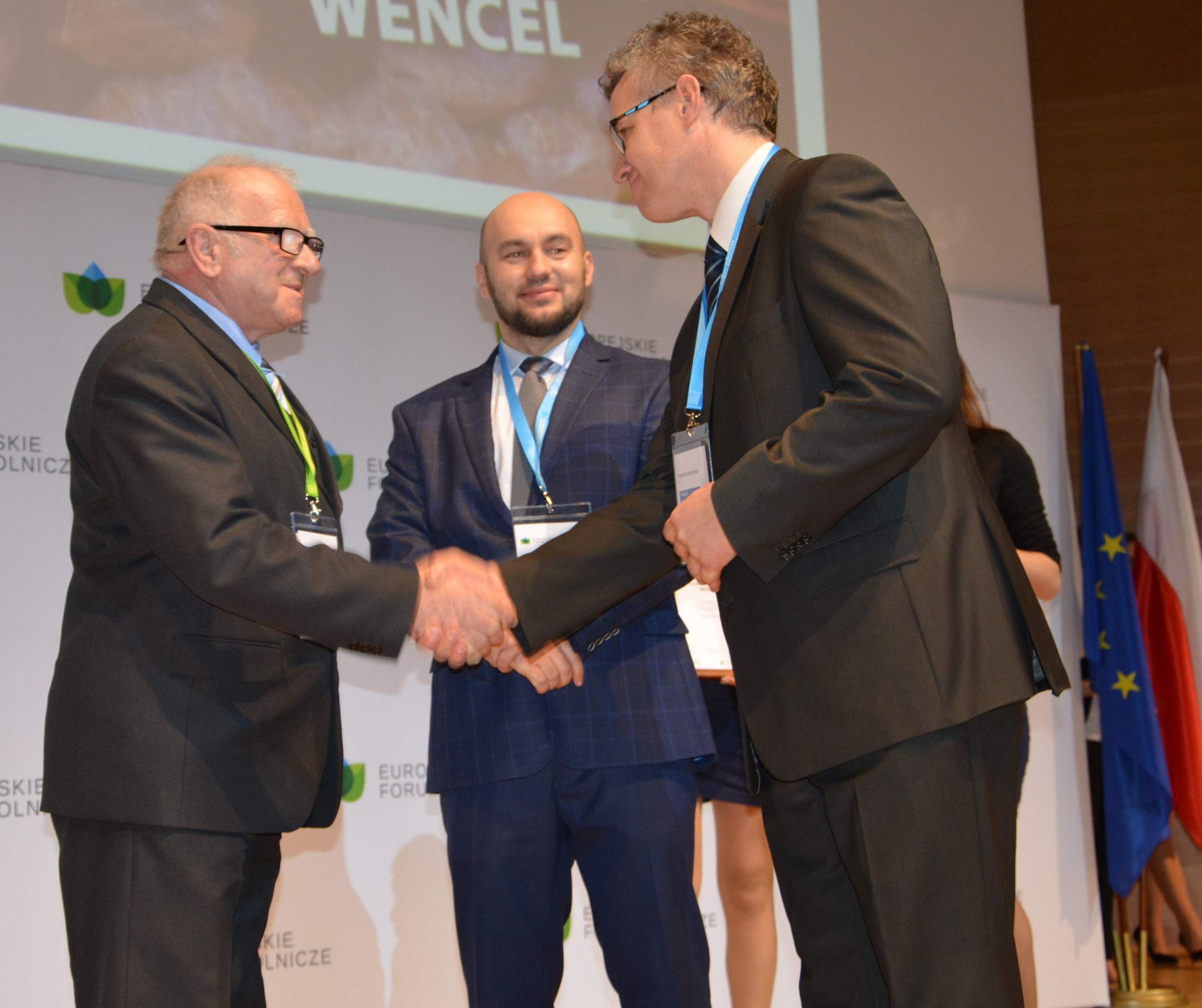 Bogusław Wencel (z lewej) odebrał nagrodę i dyplom dla „Innowacyjnego Rolnika 2019” w kategorii innowacyjny Rolniczy Handel Detaliczny (fot. Krzysztof Janisławski) 