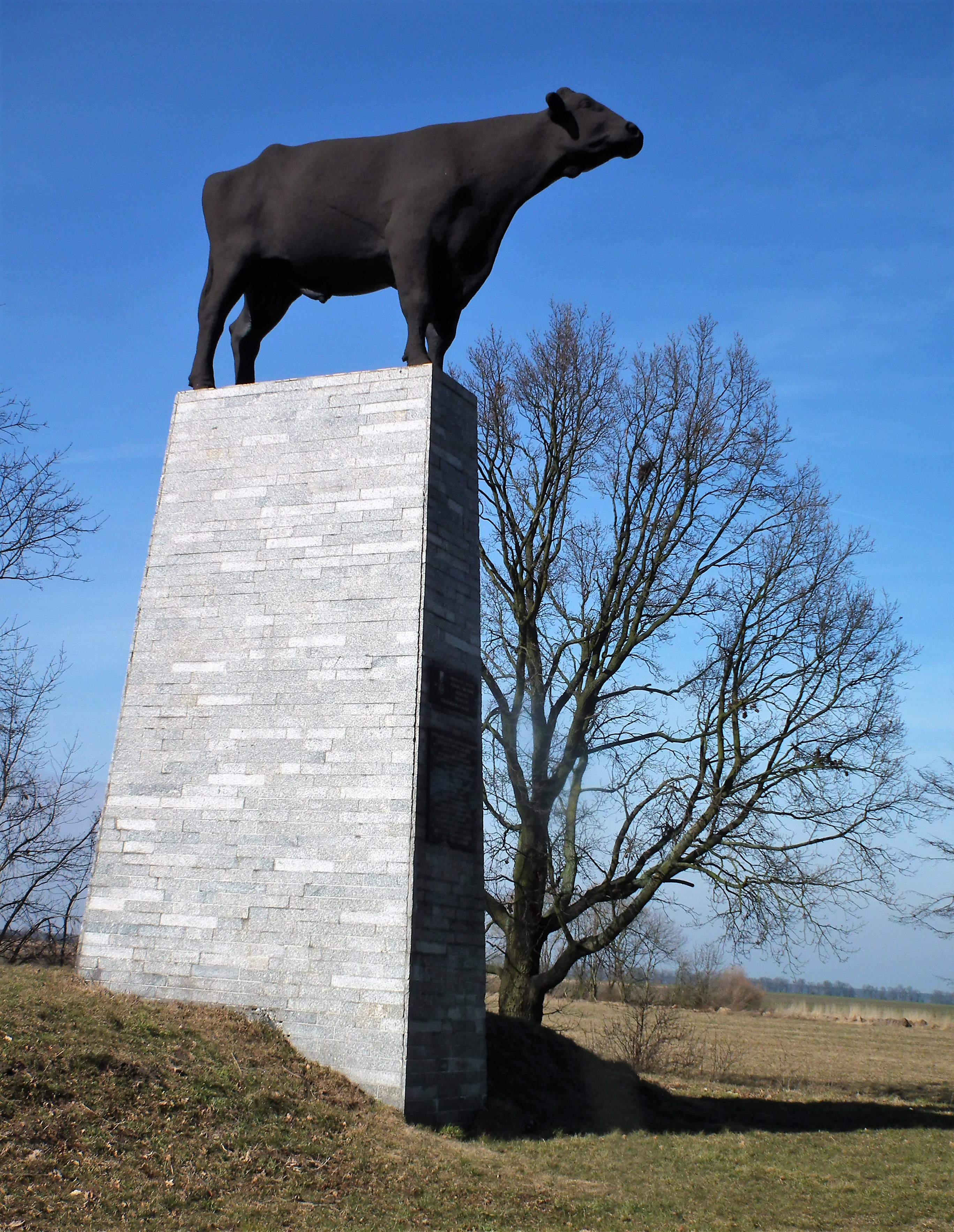 Pomnik buhaja Ilona stoi w miejscu, w którym wcześniej znajdował się pomnik pruskiego kanclerza  (Fot. MOs810/Wikipedia)