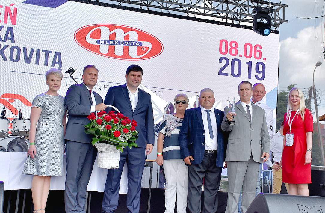 Ceremonia wręczenia kwiatów prezesowi Dariuszowi Sapińskiemu