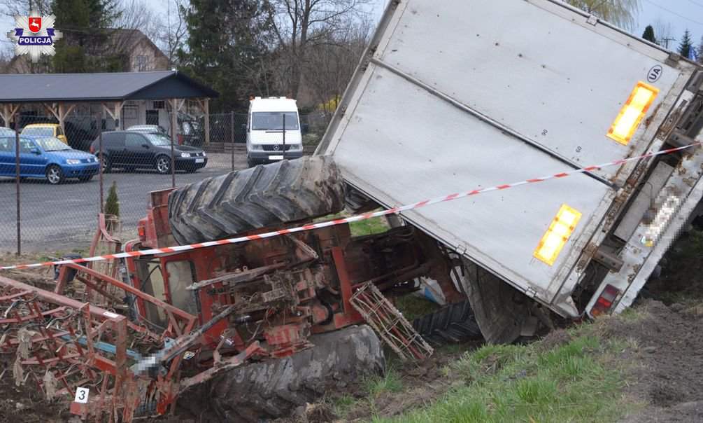 ciężarówka zahaczyła o ciągnik rolniczy, w wyniku czego oba pojazdy wpadły do przydrożnego rowu 
