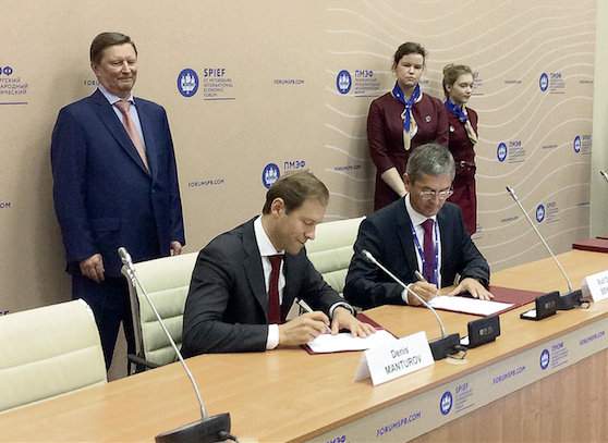 Rosyjski minister przemysłu i handlu Denis Manturov (z lewej) podpisał umowę inwestycyjną z dr. Ralfem Bendischem, dyrektorem generalnym fabryki Claasa w Krasnodarze
