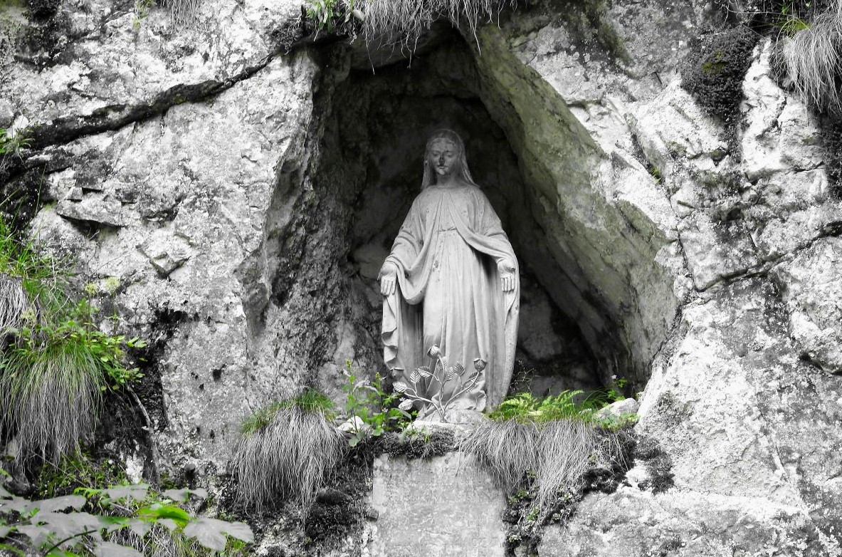 Figura św. Katarzyny na szlaku w Dolinie Kościeliskiej sfotografowana przez Liwię Pawłowską. To zdjęcie zajęło równoległe I miejsce obok kapliczki Roksany Wdowiak