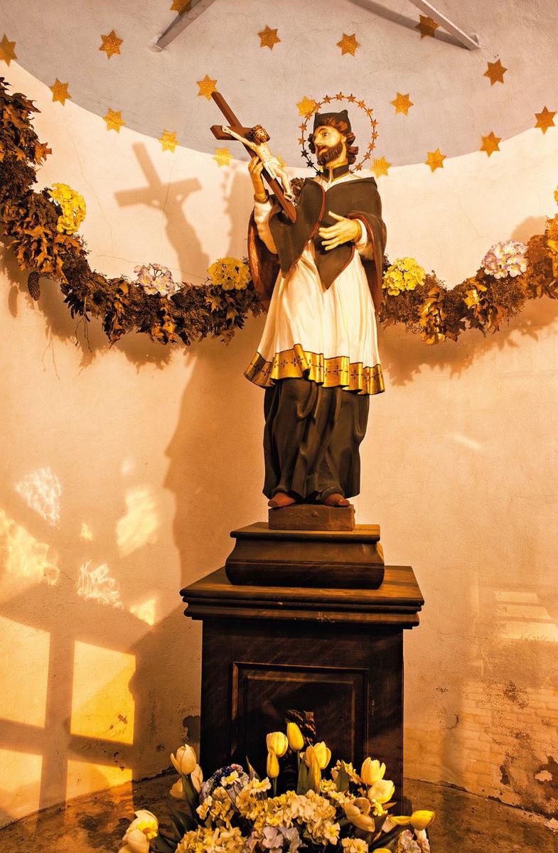 Figura św. Jana Nepomucena stojąca w XVIII-wiecznej kapliczce w Rozwadowie – osiedlu w Stalowej Woli. Roksana Wdowiak, autorka zdjęcia, zajęła es aequo I miejsce