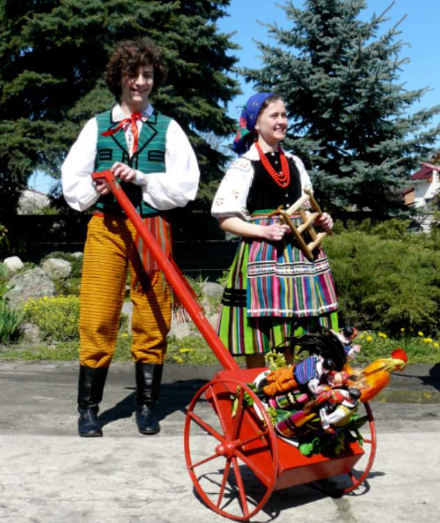 Wózek z kurkiem i sikawką to stara wielkanocna tradycja Polski Środkowej. Z wózkiem po wsi chodzili dorastający kawalerowie, ale nie wchodzili do każdego domu, w przeciwieństwie do dziewcząt chodzących z gaikiem maikiem