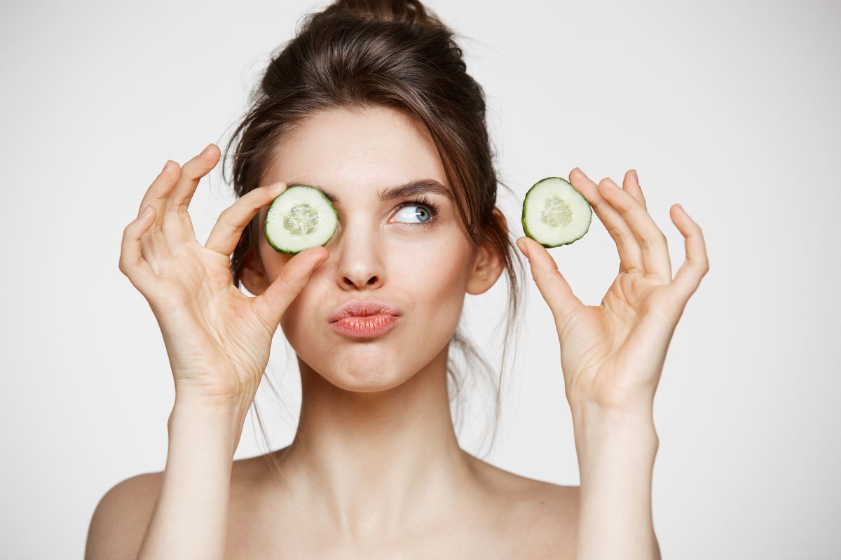 Ogórek na twarzy zdziała więcej niż w gotowych preparatach. Nie wszystkie właściwości świeżego owocu czy warzywa udaje się utrzymać, kiedy stają się one częścią kosmetyku