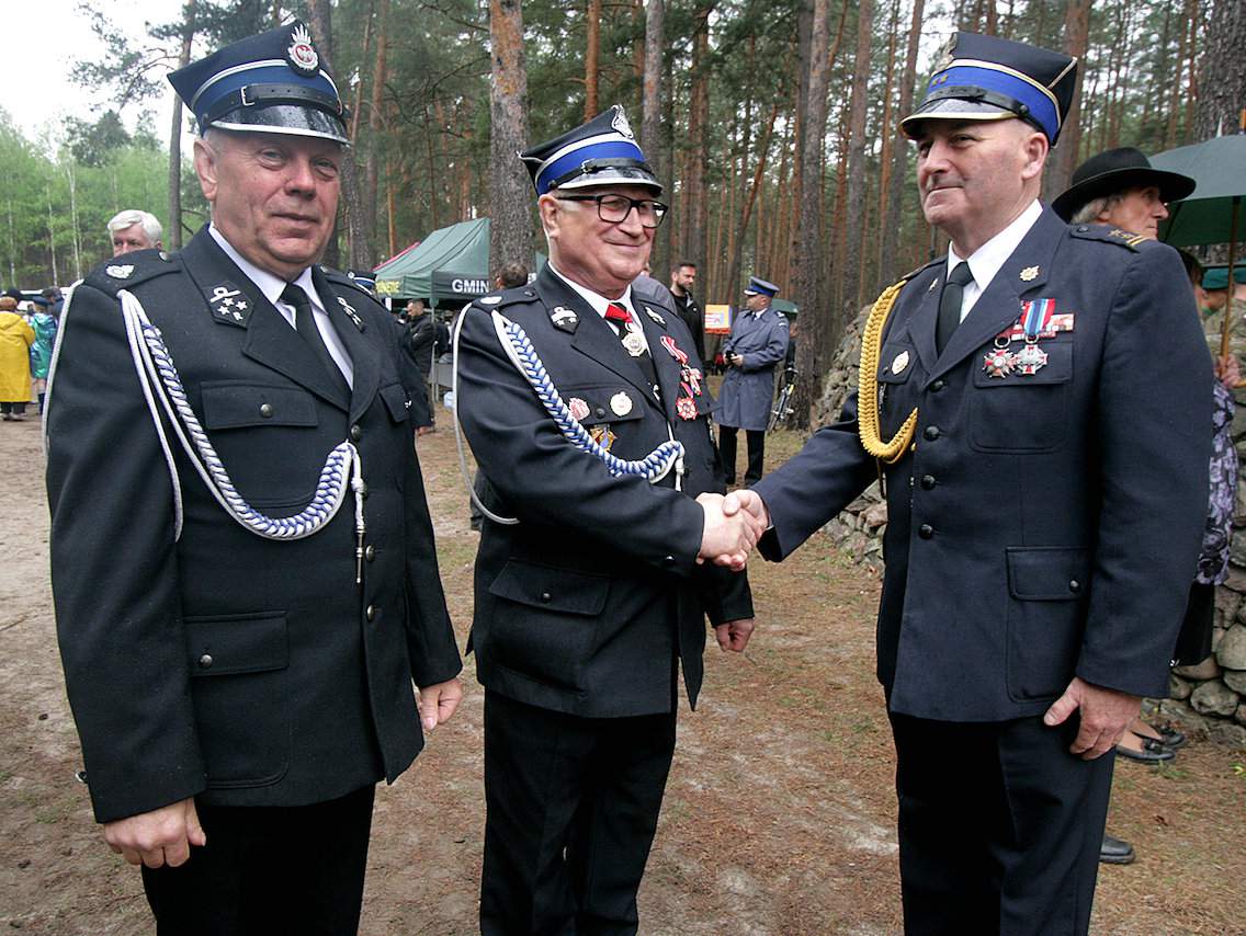 Druh Andrzej Reguła (z lewej) oraz dh Marian Kłobucki gratulują dh. Jerzemu Łumińskiemu
