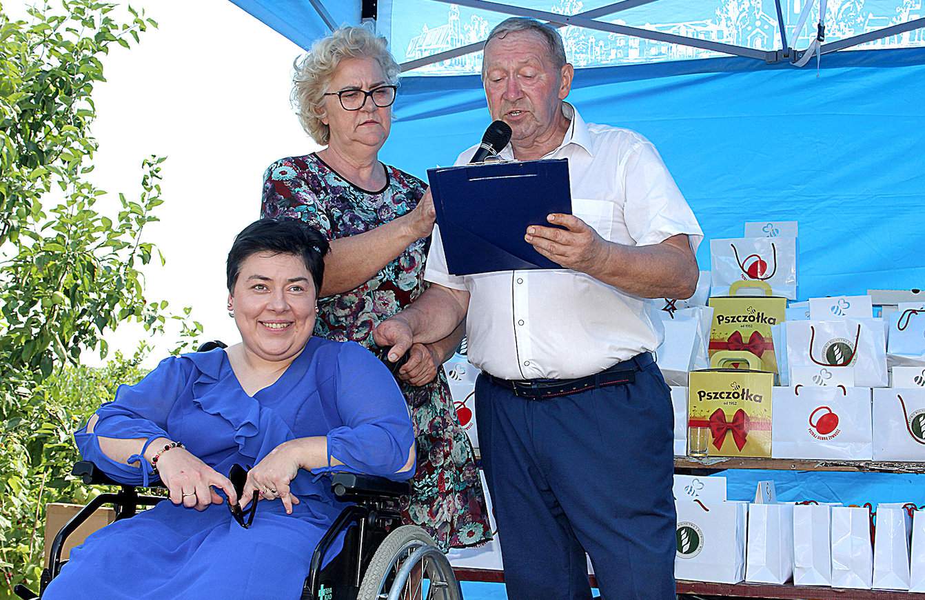 Ewa i Ryszard Kruzińscy z córką Izabelą. W ich gospodarstwie od 15 lat organizowany jest Piknik Integracyjny dla Osób Niepełnosprawnych