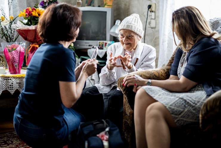 Pani Nadzieja (na zdjęciu), podopieczna hospicjum, zaprosiła lekarzy i pielęgniarki na swoje 98 urodziny. – O pacjentach mówimy „nasi bliscy”. Łączą nas serdeczne realacje – mówi założyciel placówki, Paweł Grabowski.
