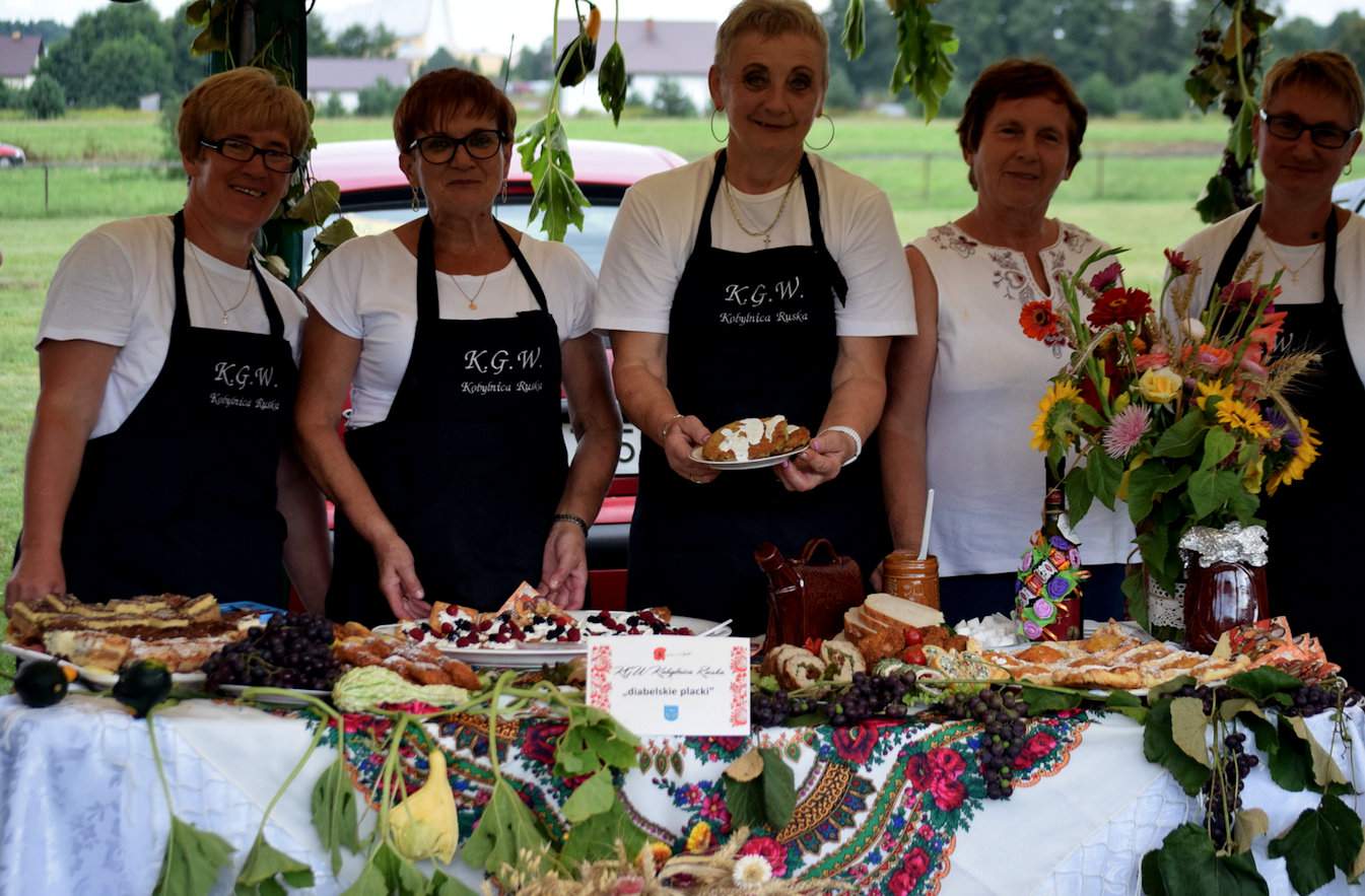 Delegacja koła w Kobylnicy Ruskiej podczas Dożynek Gminnych w Łukawcu w 2018 roku. Suto zastawione stoisko to efekt kulinarnych pasji kobylniczanek 