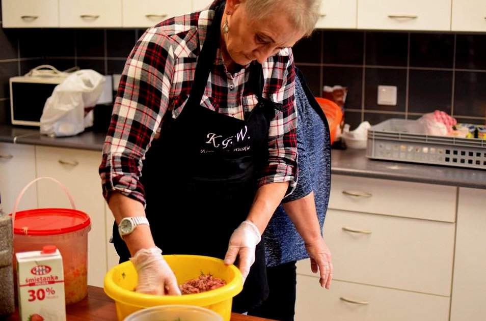 Mama Karoliny przygotowuje farsz do pielmieni – ukraińskich uszek z mięsem