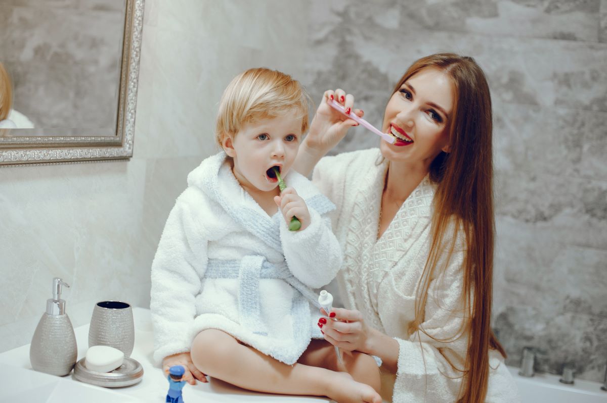 Specjaliści zalecają, by pomagać dziecku w czyszczeniu zębów do 10. roku życia
