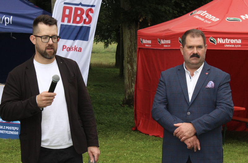 Daniel Śliński i prezes Krasuli Leszek Kajda (pierwszy od lewej) przywitali uczestników imprezy