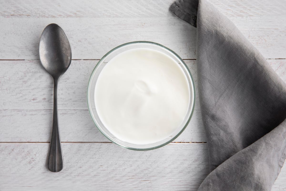 Domowym sposobem na kaca jest picie napojów ze sfermentowanego mleka. Może to być jogurt, ayran, a najlepiej kefir