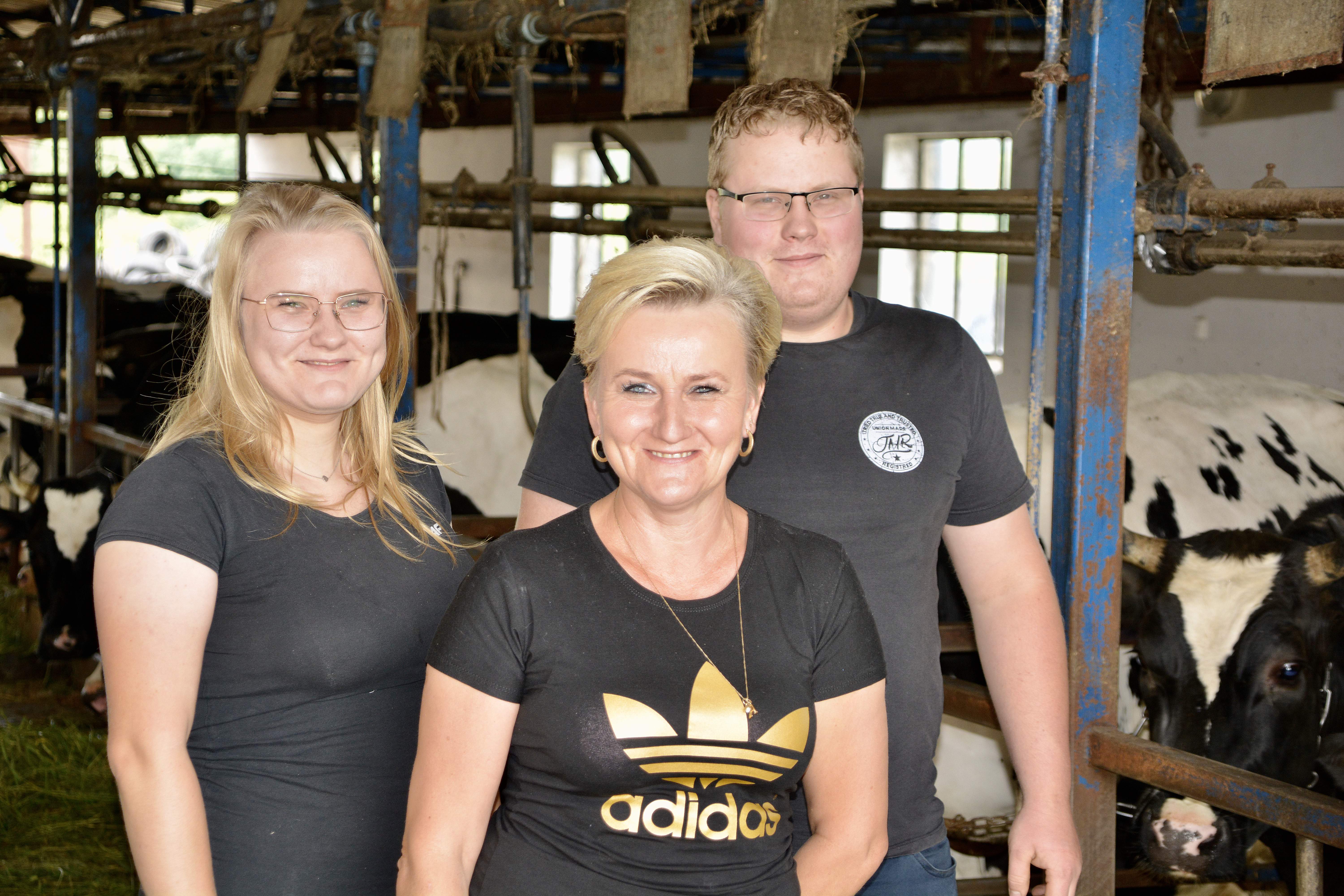 Agnieszka Pawlik wspólnie z synem Adrianem i córką Marleną we wsi Bałdowice, gmina Kobyla Góra, prowadzi 60-hektarowe (w tym 14 ha gruntów własnych) gospodarstwo rolne specjalizujące się w hodowli bydła i produkcji mleka. Blisko 30 ha zajmują łąki, na 10 ha uprawiana jest kukurydza, a na 20 ha podstawowe zboża, głównie jęczmień, pszenżyto, owies oraz mieszanki. Mleko w ilości 110 tys. l rocznie jest dostarczane do Okręgowej Spółdzielni Mleczarskiej w Kole.