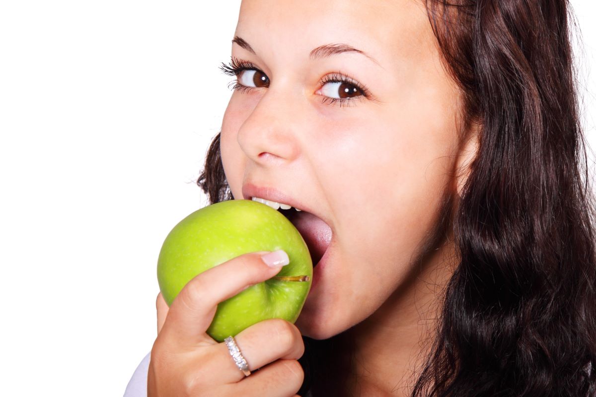 Trawienie rozpoczyna się już w ustach, w których ślina rozmiękcza pokarm, a zawarte w niej enzymy zaczynają trawić skrobię