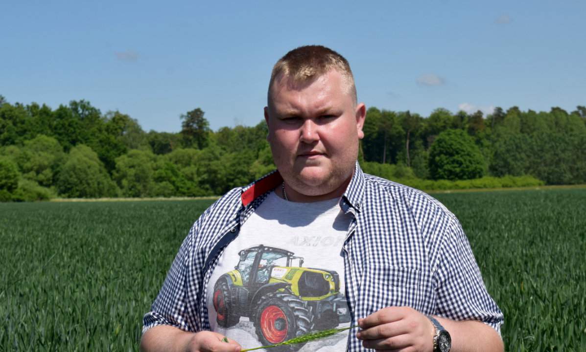 Dominik Guła, doradca z firmy Allgrass, współpracuje z gospodarstwem od kilku lat i dba o pozyskanie jak najwartościowszej bazy paszowej z pól, którymi dysponuje rolnik