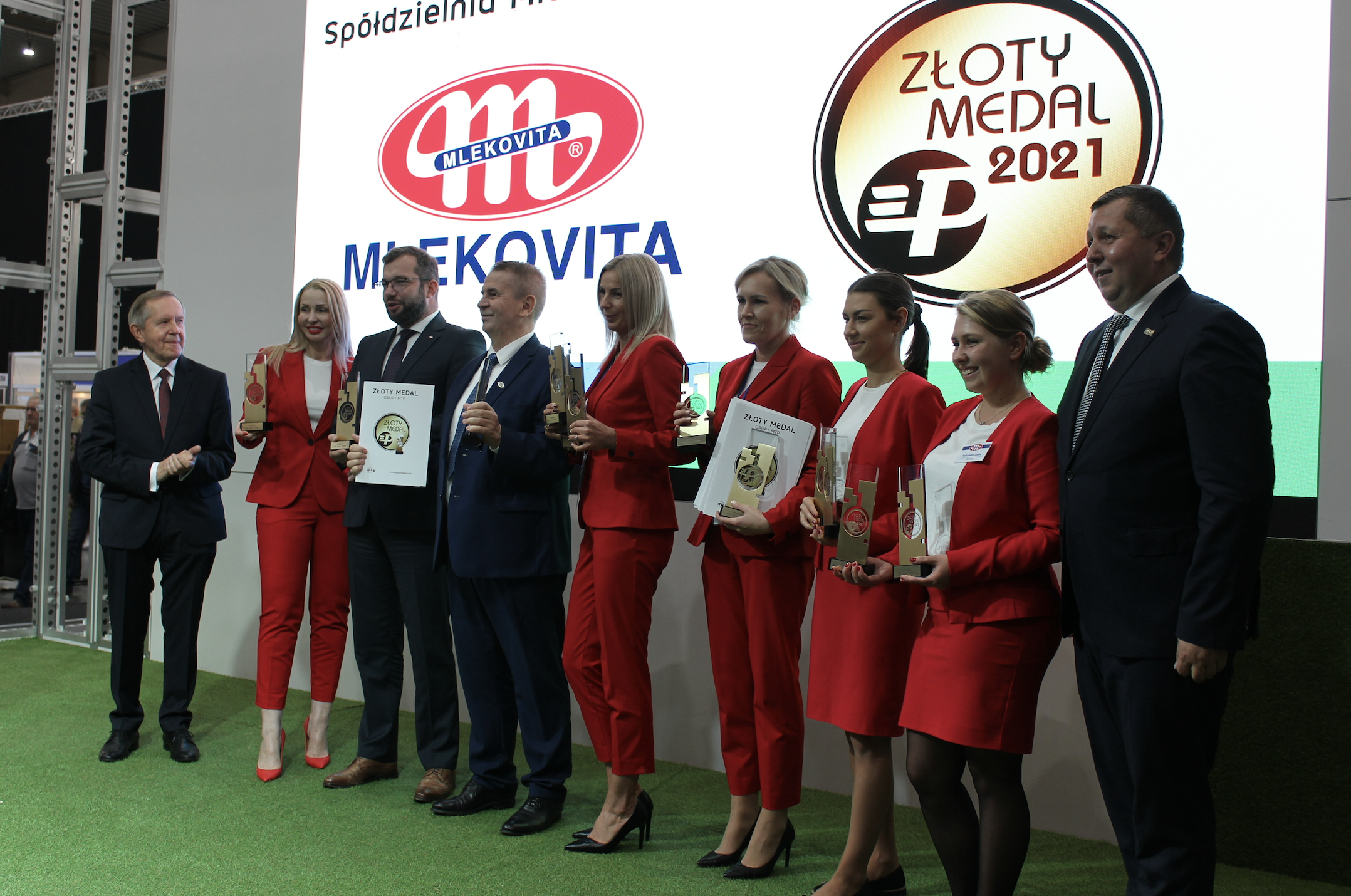 Dariusz Sapiński, prezes Grupy Mlekovita, aby odebrać 12 medali musiał skorzystać z licznej pomocy