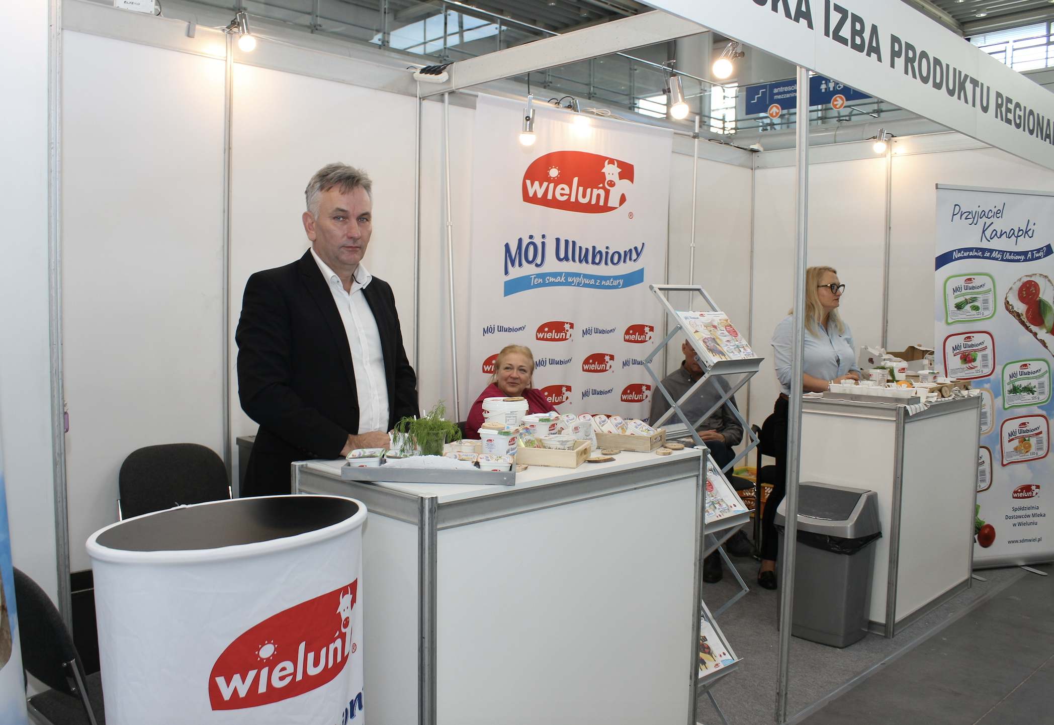 SDM Wieluń swoje stoisko ustawiła na Smakach Regionów, jak co roku towarzyszących Polagrze Food. Na zdjęciu stoi Marek Kapica, prezes spółdzielni, w głębi siedzi Iwona Sandak, wiceprezes