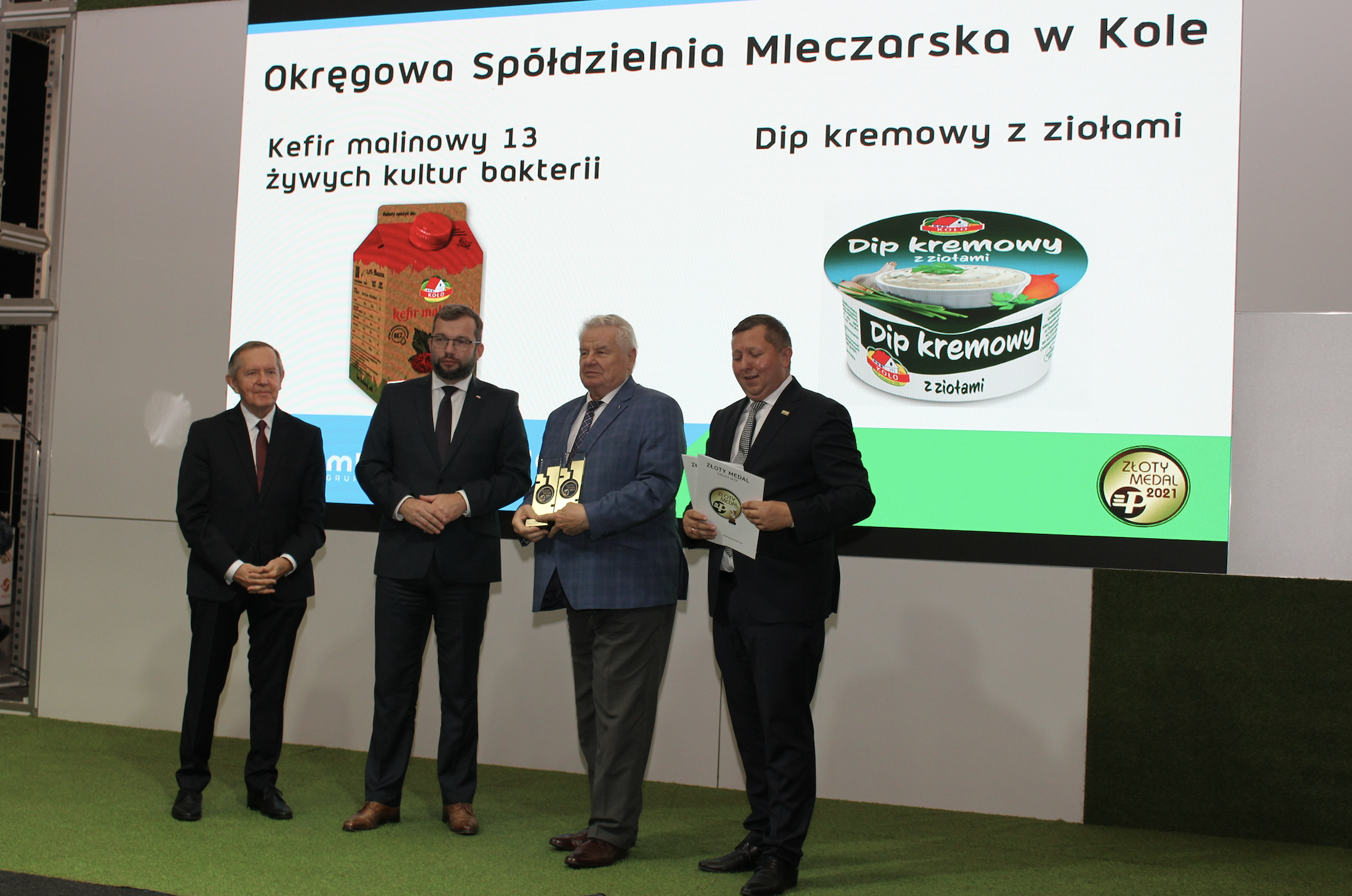 Czesław Cieślak, prezes OSM Koło, odebrał na Polagrze Food dwa Złote Medale MTP dla swojej spółdzielni