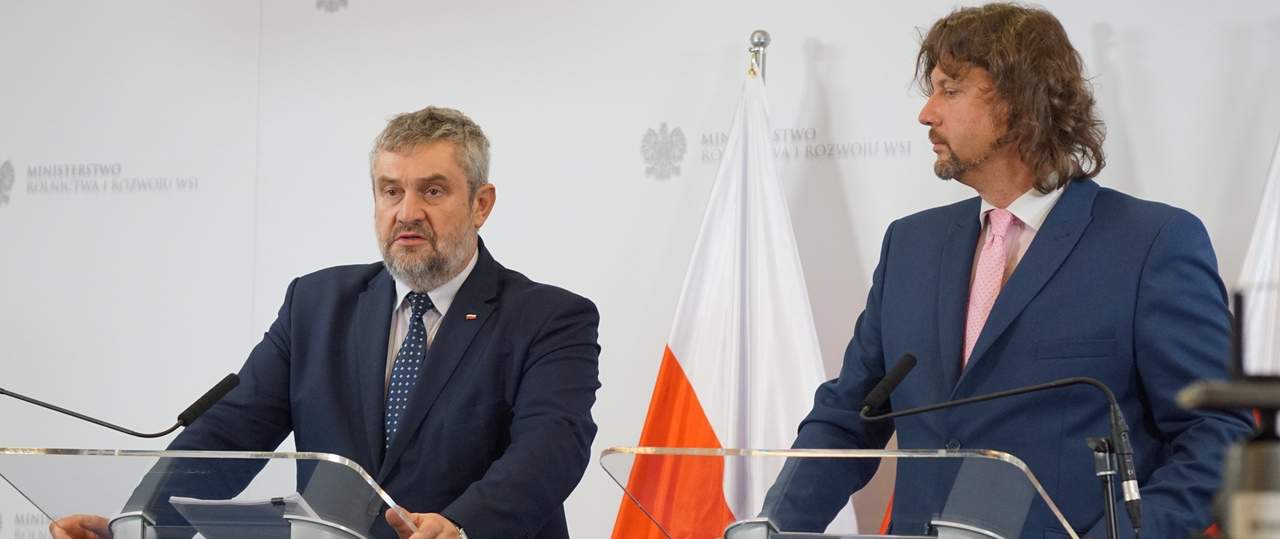 Minister Jan Krzysztof Ardanowski (z lewej) przekonywał, że przyjazdy dla rolnika system kredytowania będzie sprzyjał rozwojowi polskiego rolnictwa 
