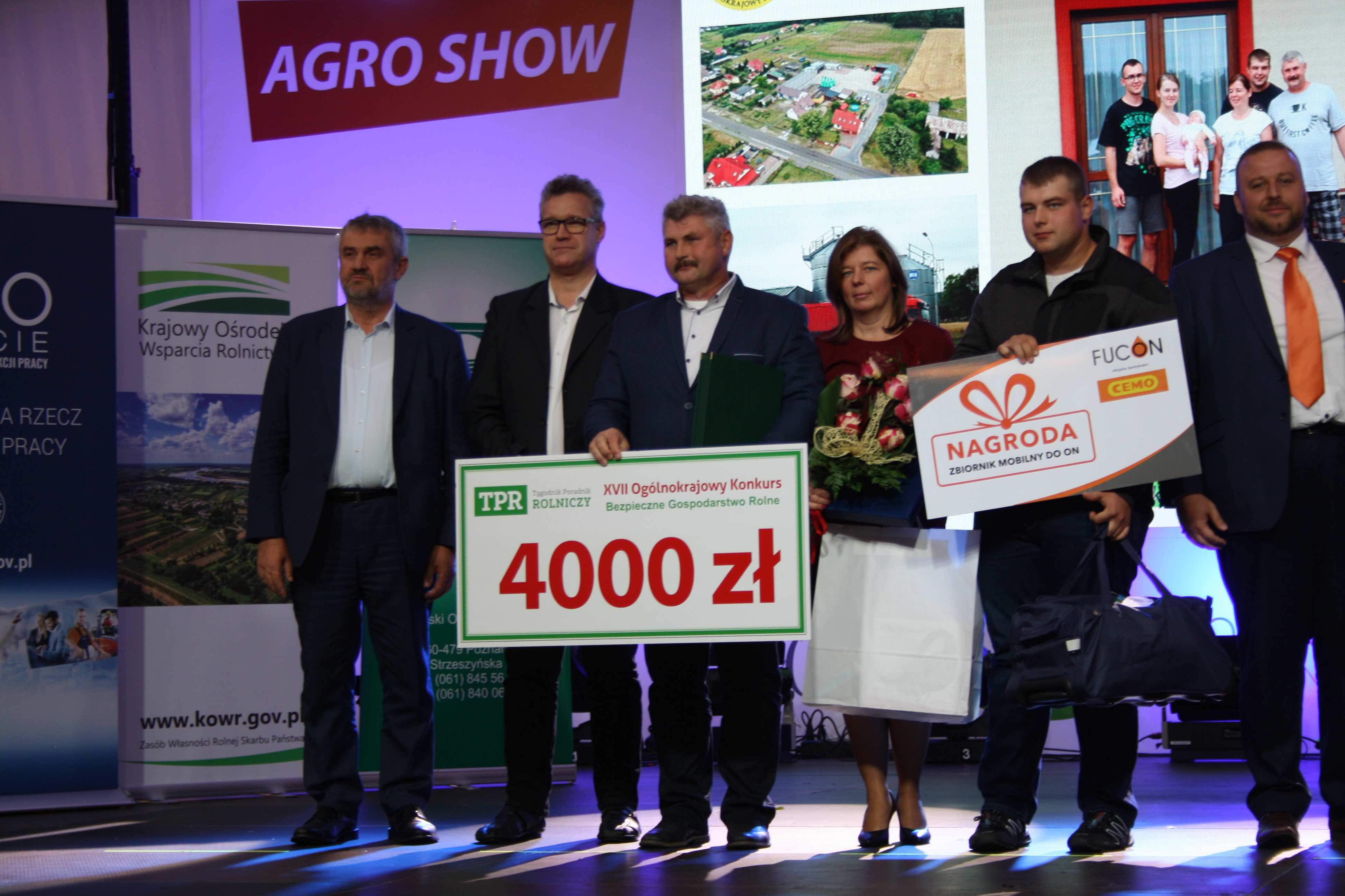 Jedną z nagród dla Sylwii i Andrzeja Szmuców wręczył Paweł Kuroczycki, redaktor naczelny „Tygodnika Poradnika Rolniczego”