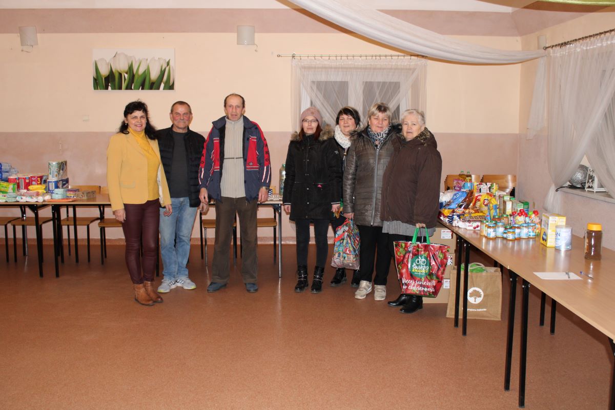 Wisienką na torcie wspólnej działalności KGW i mieszkańców wsi Przełęk w trudnych czasach pandemii i wojny jest zbiórka darów dla uchodźców z Ukrainy
