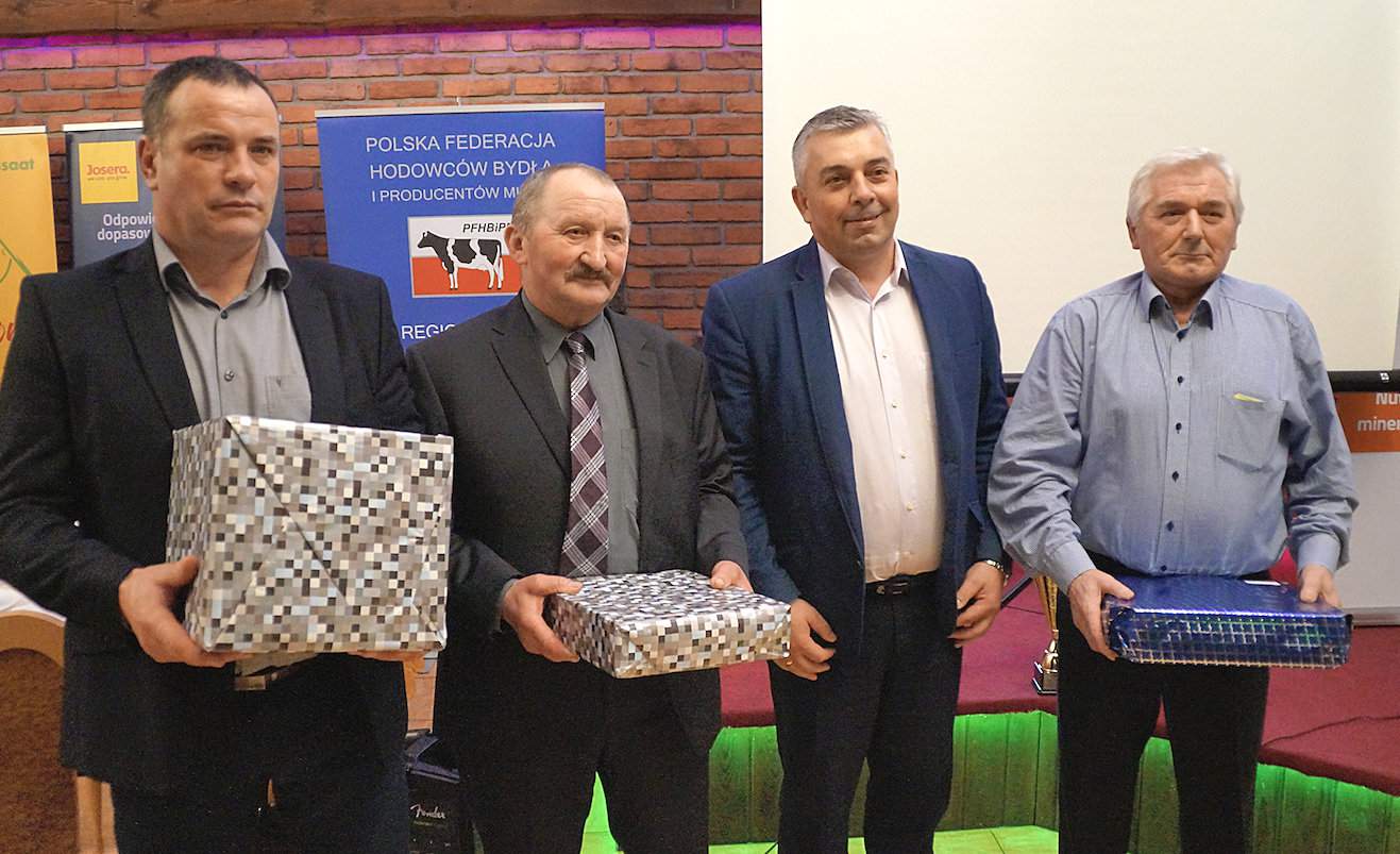  Nagrodzeni hodowcy z gminy Wiśniewo wraz z wójtem, od lewej: Jan Pisarkiewicz, Kazimierz Karpiński wójt Grzegorz Woźniak i Jerzy Jankowski