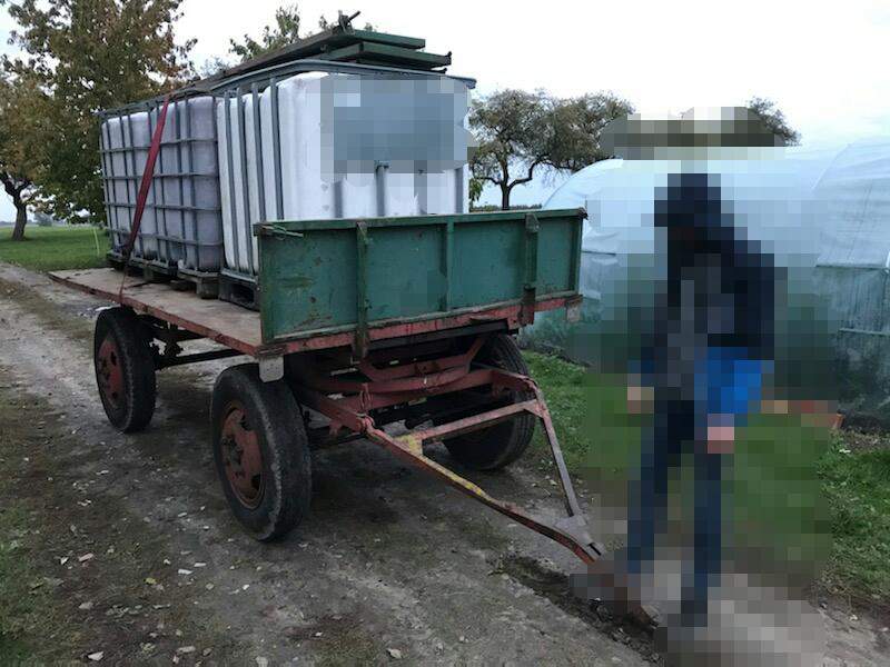 Rolnikowi spod Czarnkowa został skradziona przyczepa wraz z plastikowymi pojemnikami na wodę dla bydła o wartości ponad 2 tys. złotych
