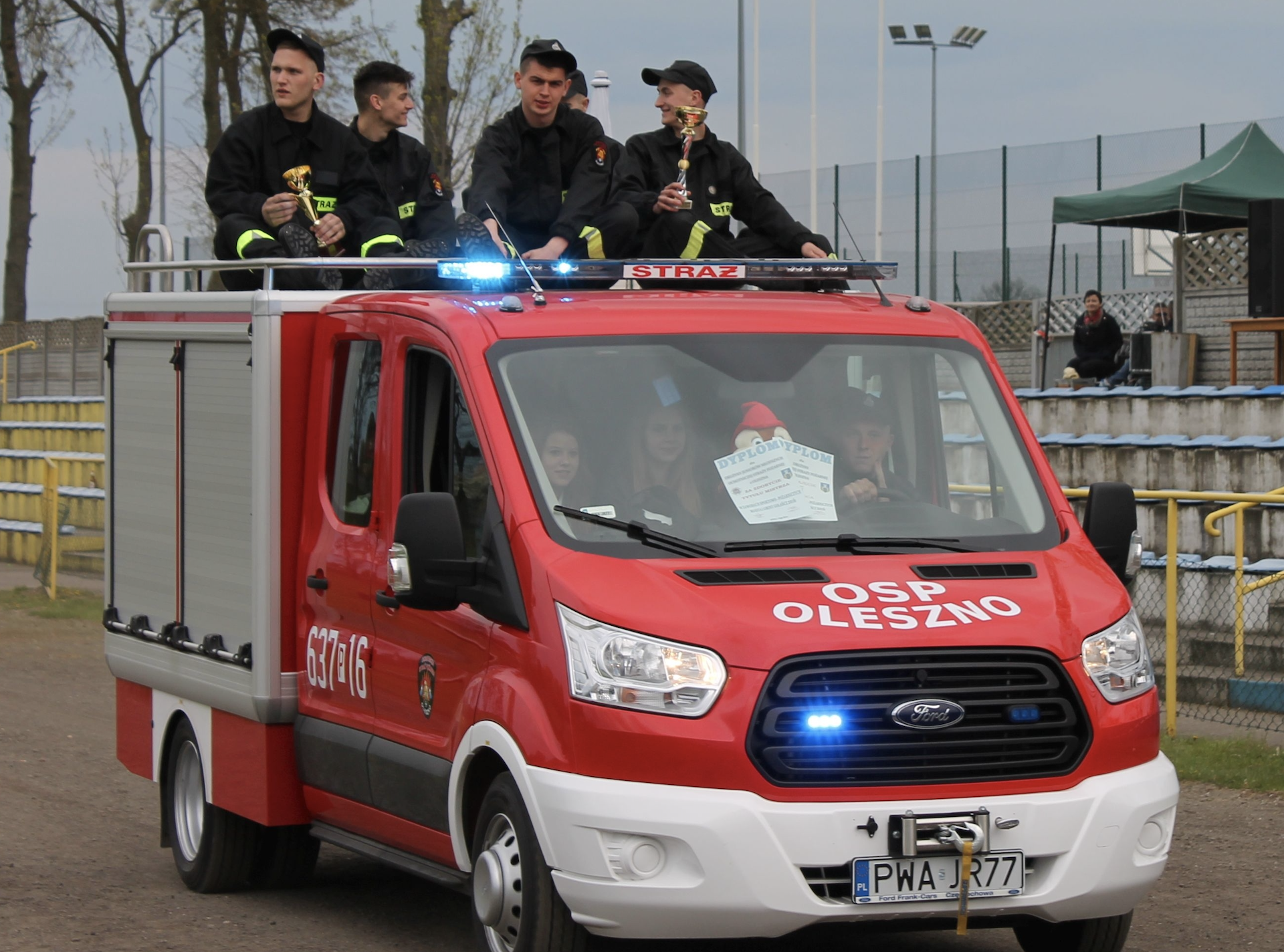 Lekki samochód ratowniczo – gaśniczy Ford Transit podczas zawodów sportowo-pożarniczych. Drużyna z OSP Oleszno zajęła III miejsce