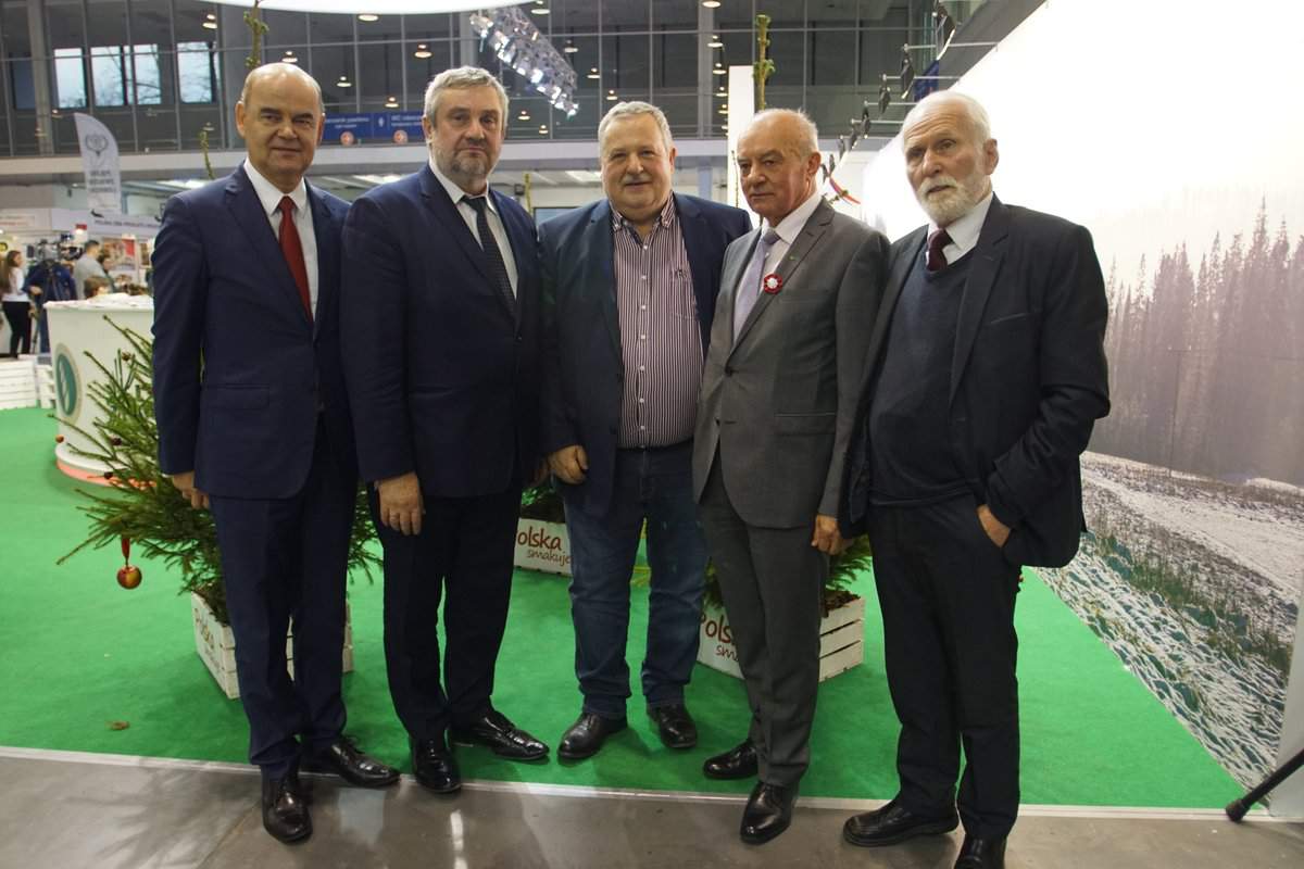 Pięciu ministrów rolnictwa wspólnie rozmawiających o polskim rolnictwie, 