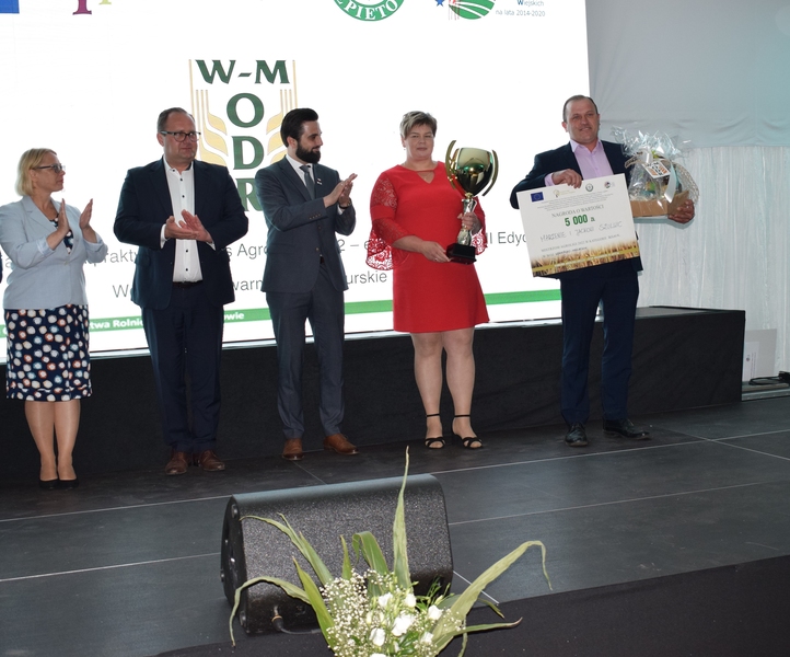 Uroczysta gala warmińsko-mazurskiego etapu konkursu Agroligi 2022 i wojewódzcy mistrzowie Marzena i Jacek Szulwicowie
