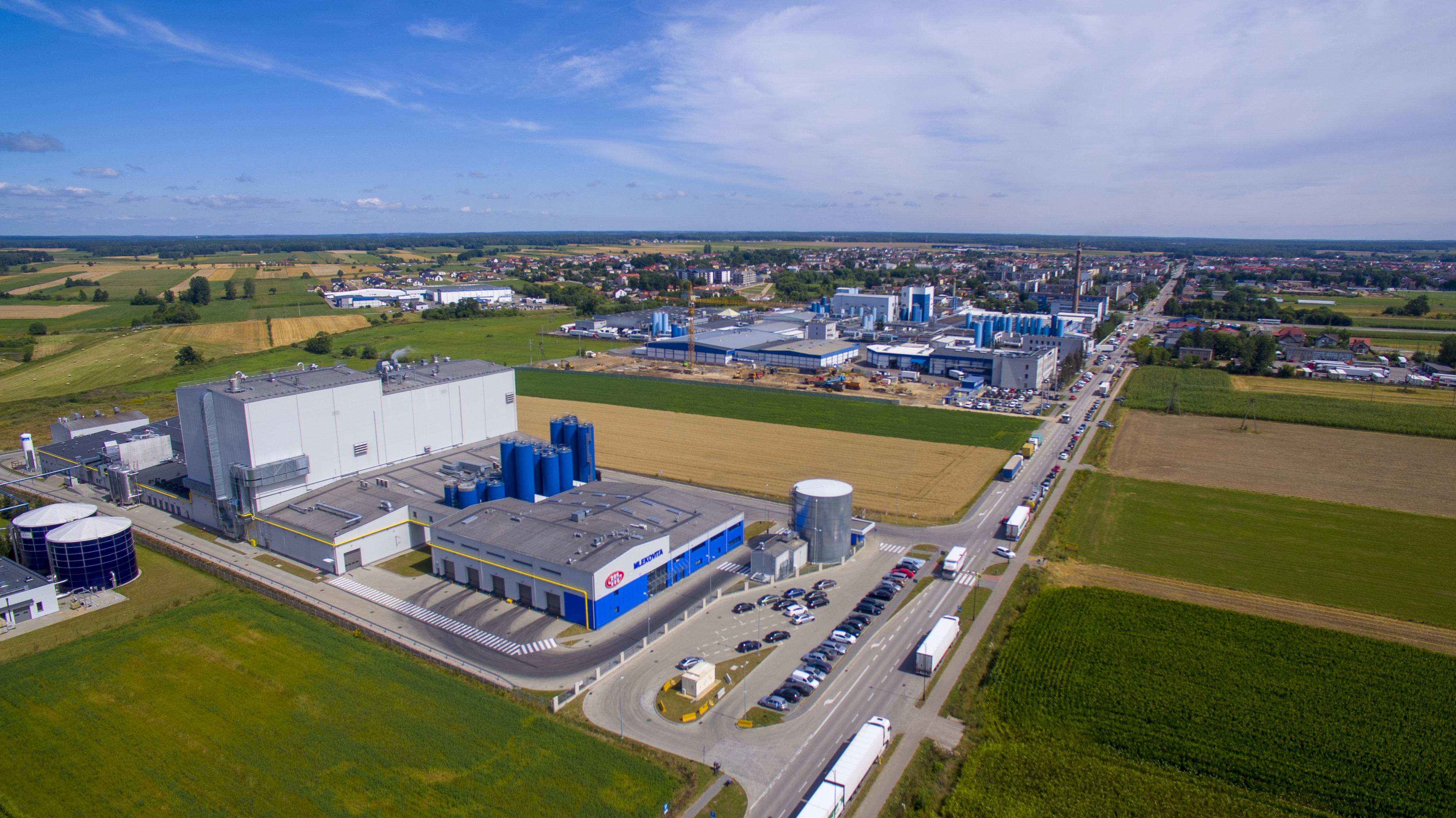 Trzy zakłady centrali Grupy MLEKOVITA, na pierwszym planie: Fabryka Proszków Mlecznych