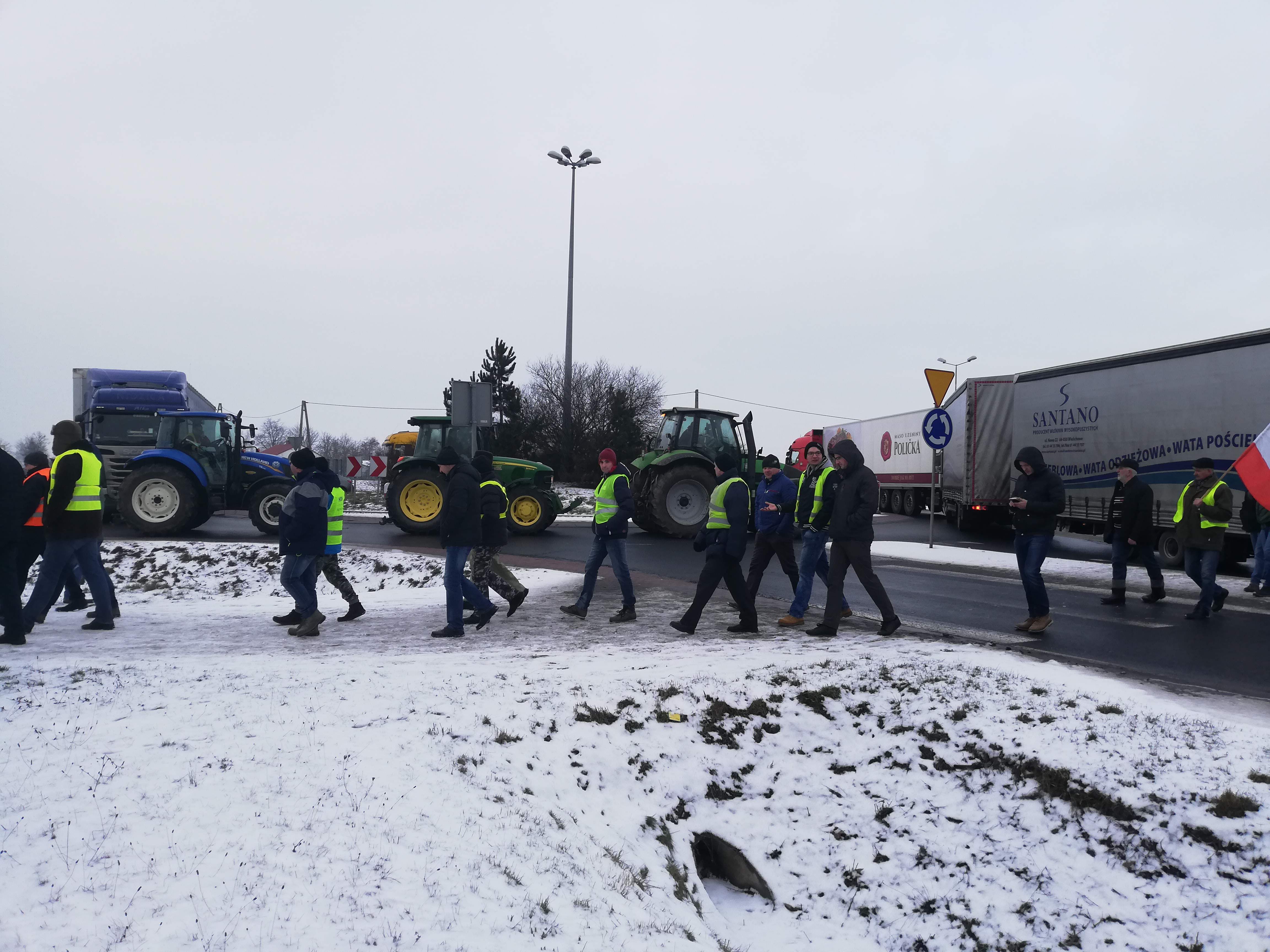 W blokadzie DK 15 między Toruniem a Brodnicą udział wzięło około 100 rolników (fot. Adam Walczak)