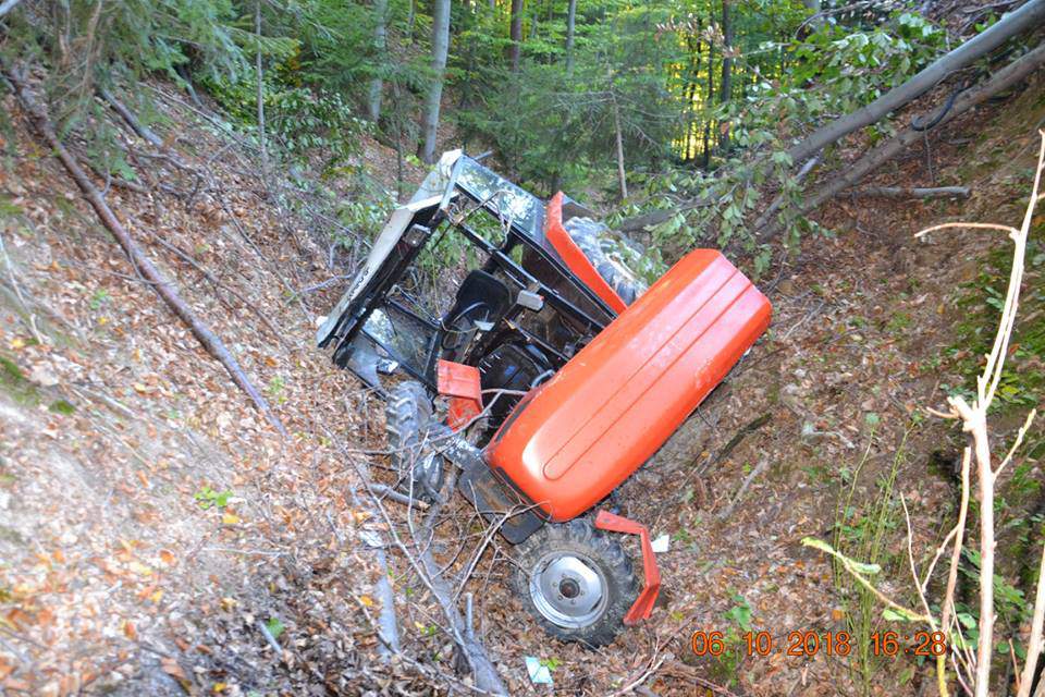 60-letni traktorzysta zginął po tym jak jego ciągnik zleciał ze stromego zbocza w lesie 