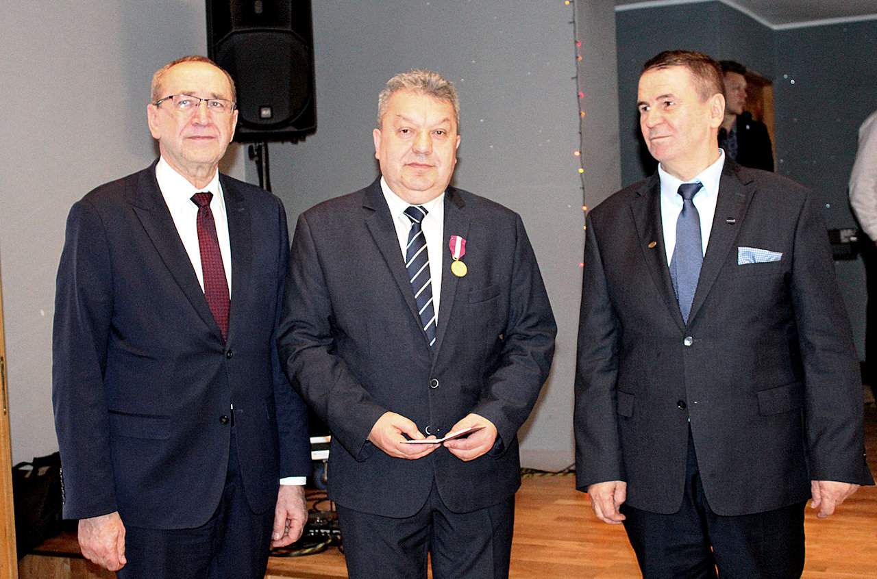 Odznaczony Złotym Medalem Marek Pawluk (w środku) oraz Jacek Bogucki, Senator RP (z lewej) i Dariusz Sapiński, prezes SM Mlekovita
