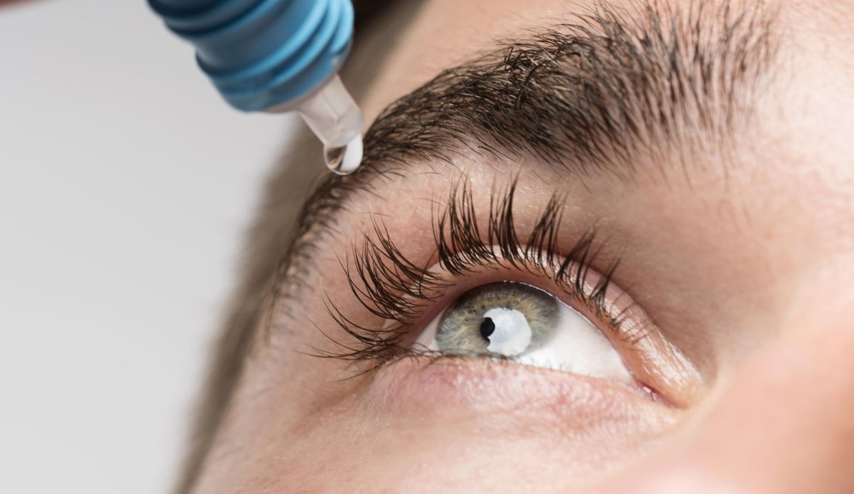 Jeśli objawom kataru siennego towarzyszy silne łzawienie i pieczenie oczu, konieczne mogą się okazać krople ze steroidem. Choć wiele problemów z oczami rozwiązują preparaty donosowe