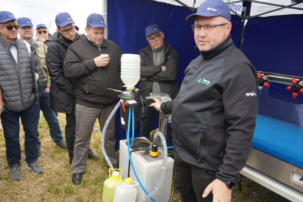 Zamknięty system easyconnect napełniania opryskiwaczy i dozowania przez specjalny łącznik środków ochrony jest w Europie wdrażany od 2015 r. Z jego funkcjonalnością rolnicy mogli zapoznać się w Szelejewie na specjalnym stoisku Syngenta