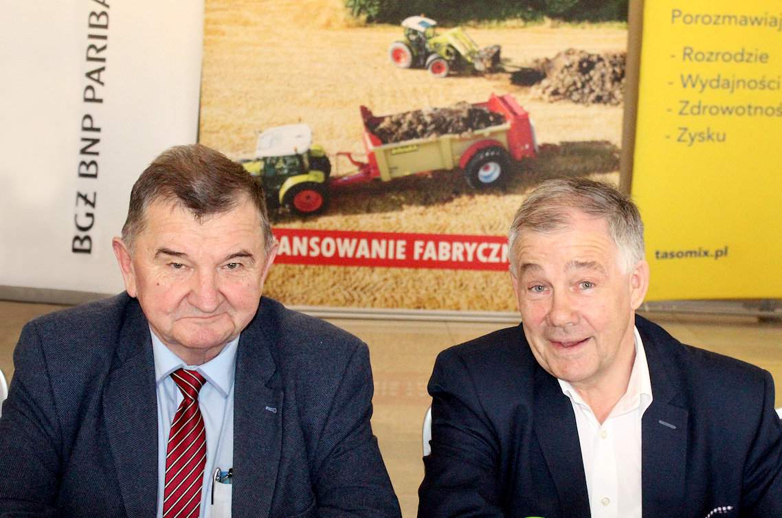 Od lewej: Henryk Góźdź – kierownik skupu OSM Garwolin, Zenon Więk 
