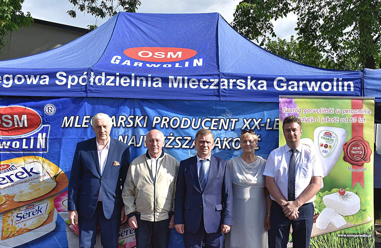 Od lewej: Waldemar Broś, prezes KZSM, prof. Wojciech Cichy, znany populatyzator mleka, Waldemar Paziewski, prezes OSM Garwolin oraz Hanna Dębowska i Robert Kuchnio, wiceprezesi